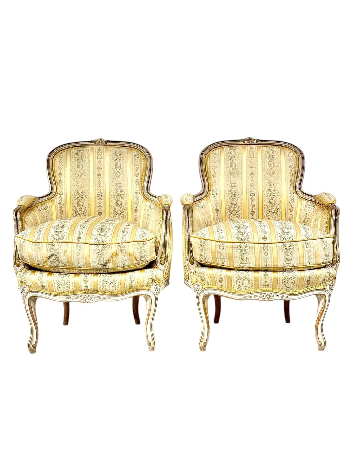 Paire de bergères de style Louis XVI, XIXe s., garnies de satin de soie.