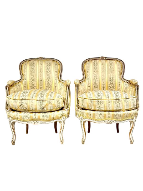 Paire de bergères de style Louis XVI, XIXe s., garnies de satin de soie.