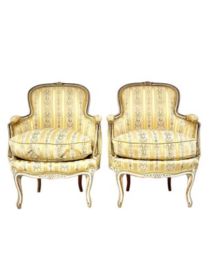 Paire de bergères de style Louis XVI, XIXe s., garnies de satin de soie.