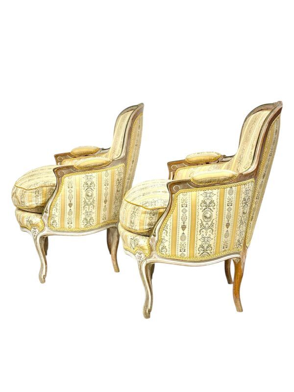 Paire de bergères de style Louis XVI, XIXe s., garnies de satin de soie.