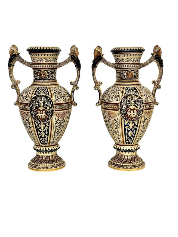 Paire de vases en faïence de style Renaissance du XIXe siècle à blasons héraldiques
