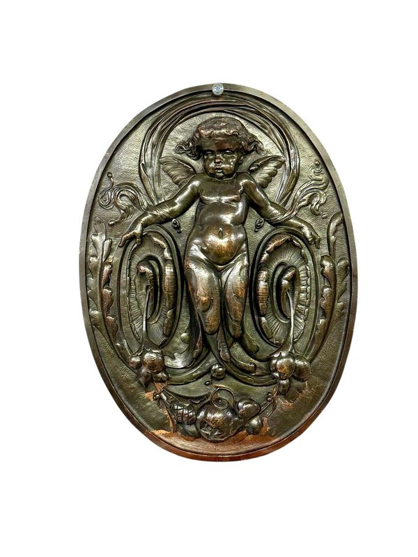 Plaque en bronze français du XIXe siècle avec putto ailé et acanthe