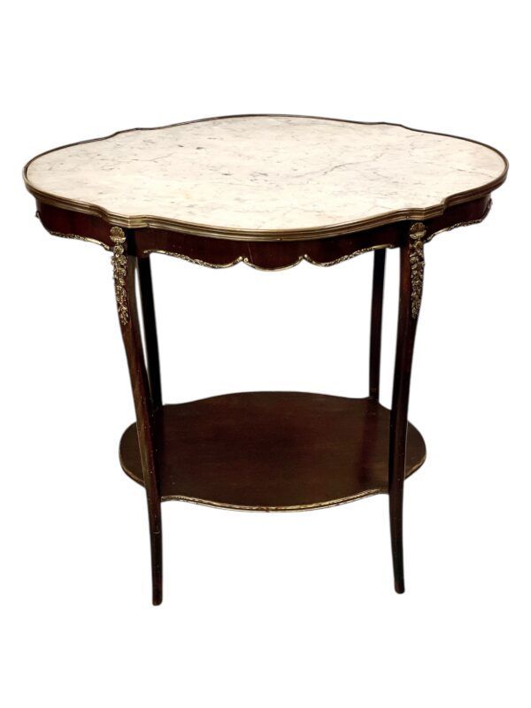 Table centrale de style Louis XV avec plateau en marbre et montures en bronze doré