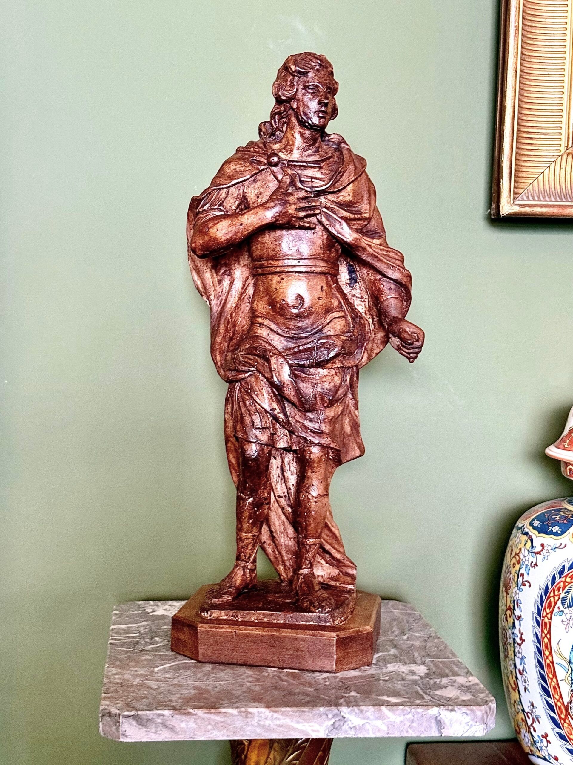 Rare sculpture en tilleul du XVIIIe siècle représentant une figure royale, probablement le roi Louis XV