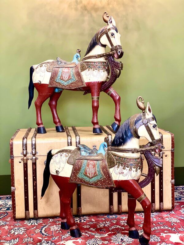Paire de grands chevaux indiens peints à la main avec selles de paon