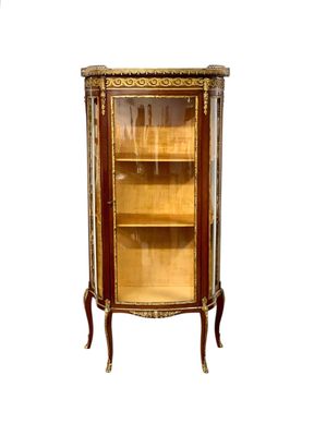 Vitrine du XIXe siècle avec bronze doré, plateau en marbre et panneaux de verre
