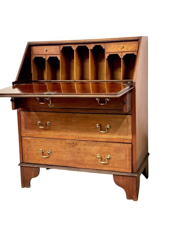 Bureau à abattant en noyer de style géorgien avec marqueterie, fin du XVIIIe siècle