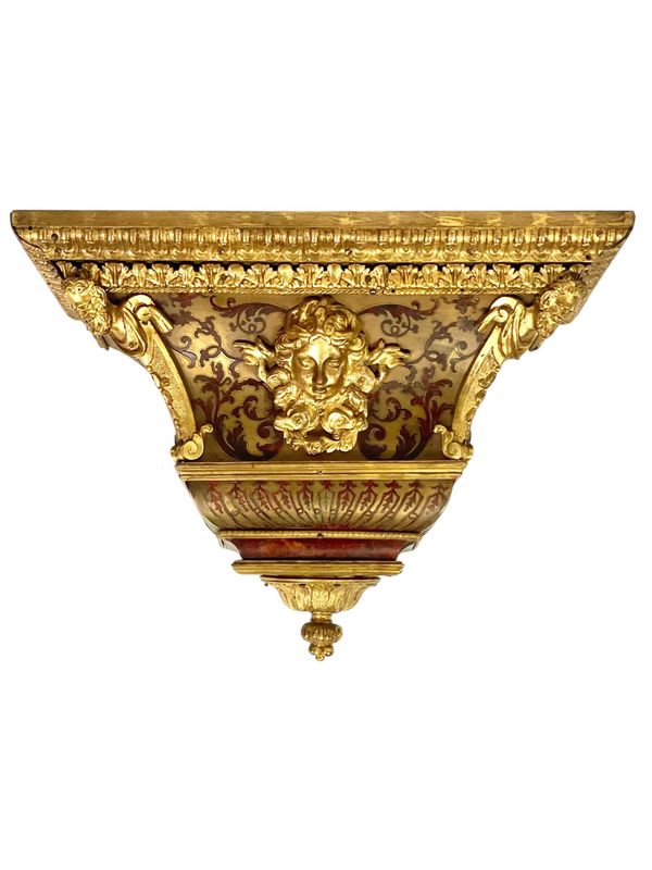 Console murale du XIXe siècle avec masque en bronze doré et satyres