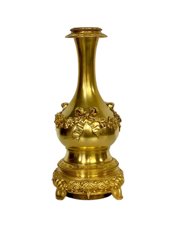 Lampe de table Louis XVI en bronze doré à décor de roses et de rubans, XIXe siècle