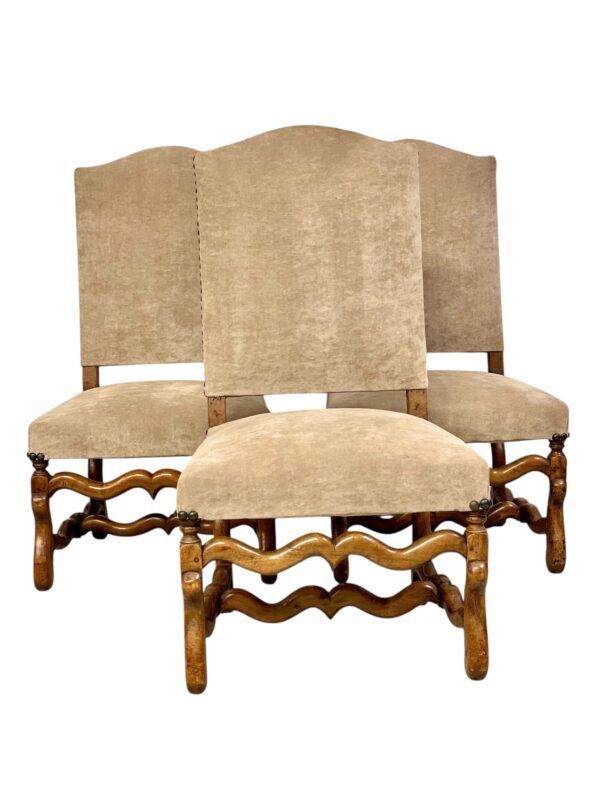 Trois chaises Louis XIII en noyer du XVIIe siècle avec revêtement en velours