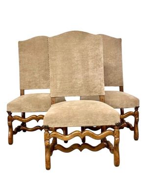 Trois chaises Louis XIII en noyer du XVIIe siècle avec revêtement en velours