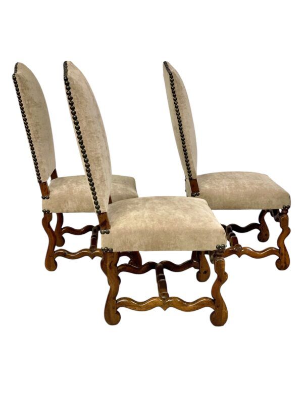 Trois chaises Louis XIII en noyer du XVIIe siècle avec revêtement en velours