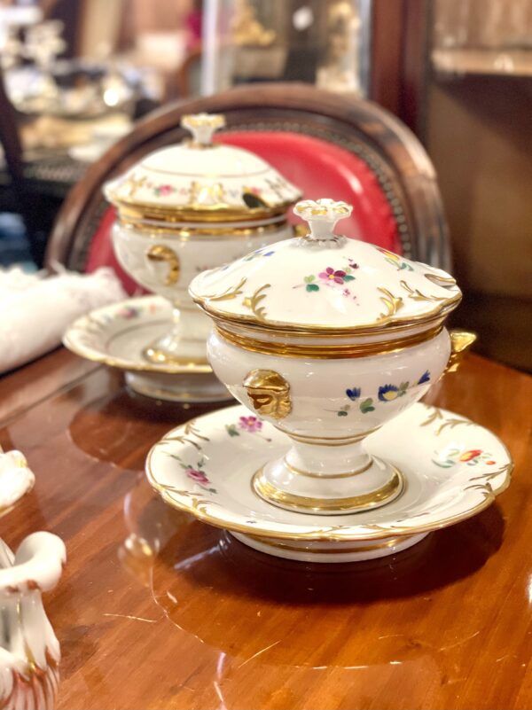 Paire de confiturier à couvercle et sous-assiettes fixes en porcelaine de Paris du XIXe siècle