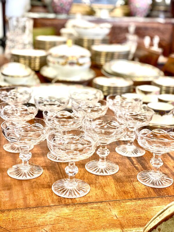 Suite de 12 coupes en cristal de style Baccarat, XIXe siècle
