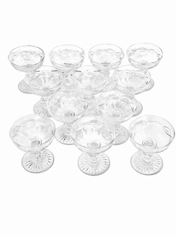 Suite de 12 coupes en cristal de style Baccarat, XIXe siècle