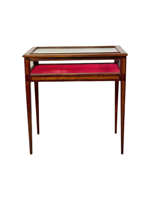 Table de présentation en verre incrusté de noyer du XIXe siècle avec intérieur en velours rouge