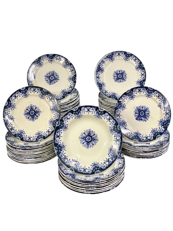 Service de table en faïence à décor bleu, France XIXe siècle