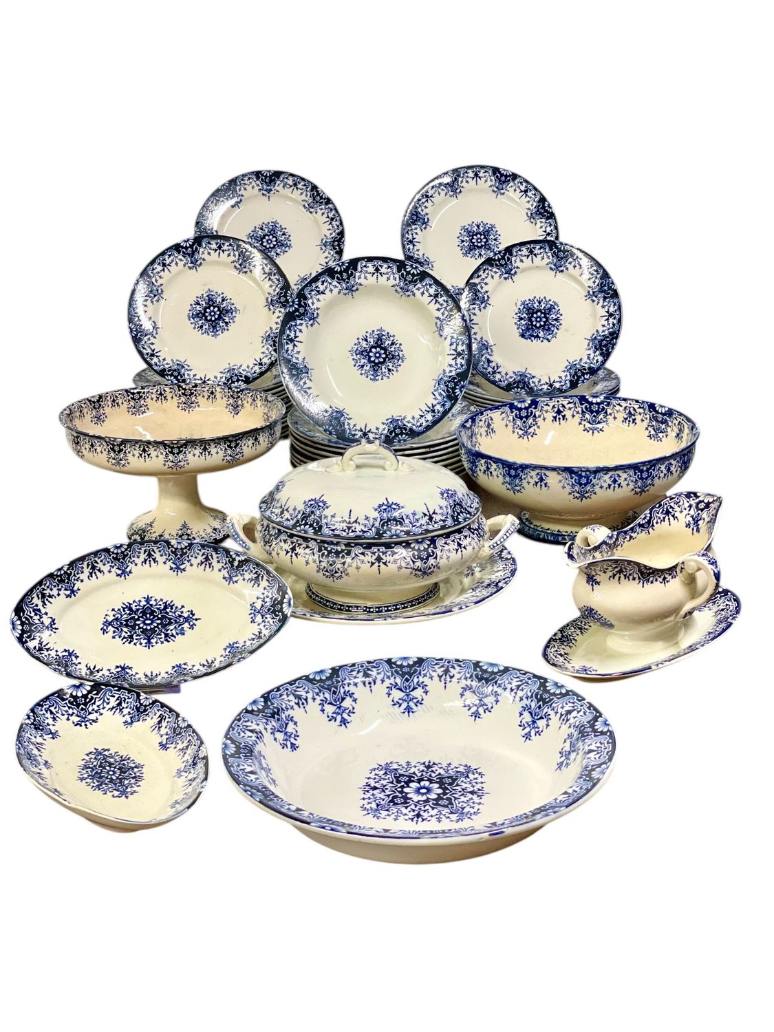Service de table en faïence à décor bleu, France XIXe siècle