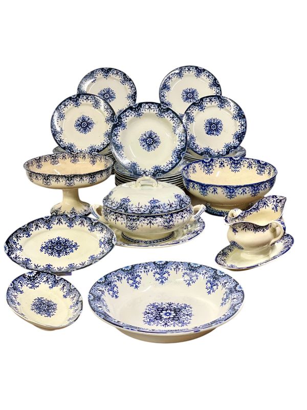Service de table en faïence à décor bleu, France XIXe siècle