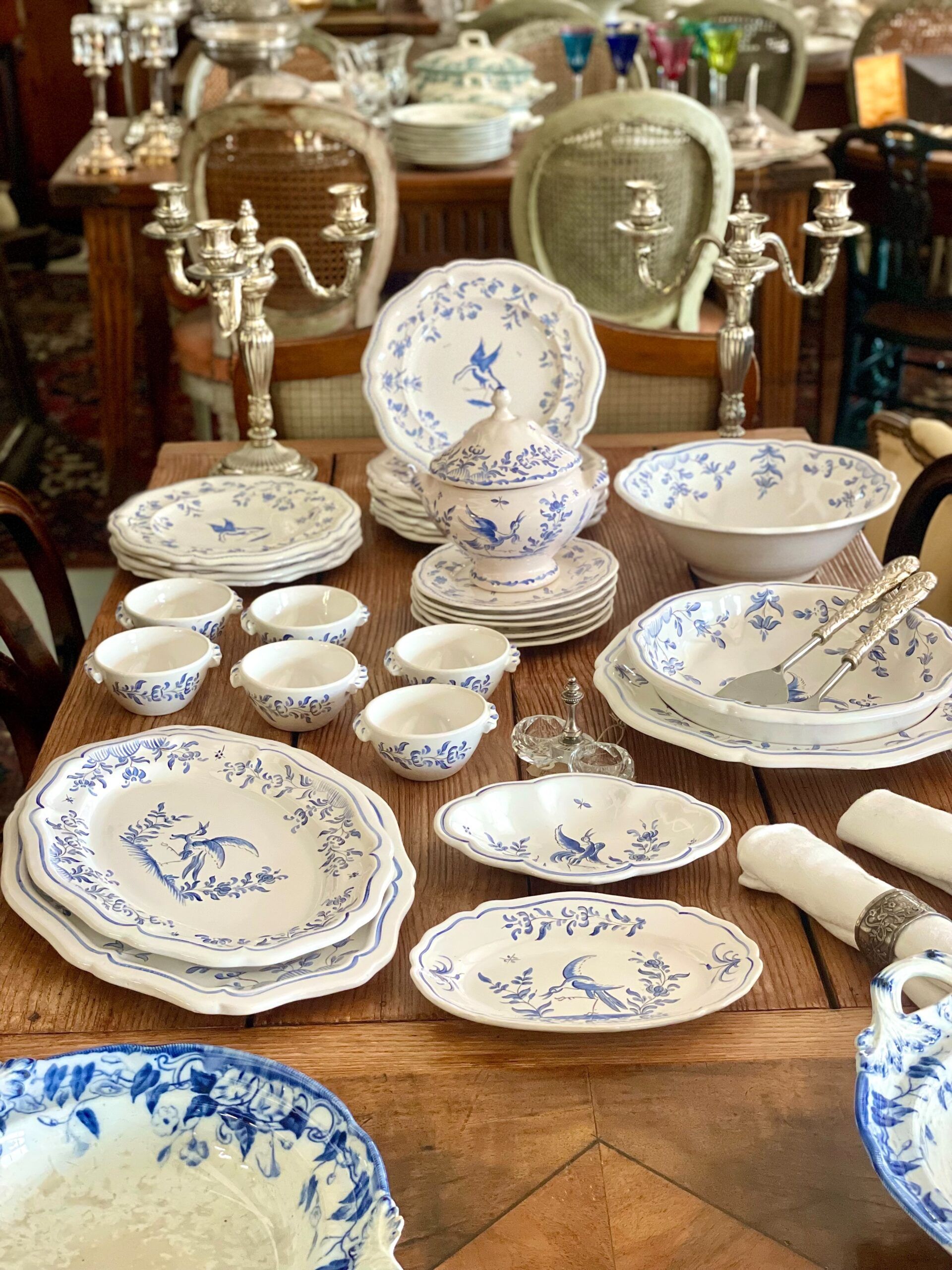 Service de table en faïence peinte à la main de Moustiers, motif oiseau bleu