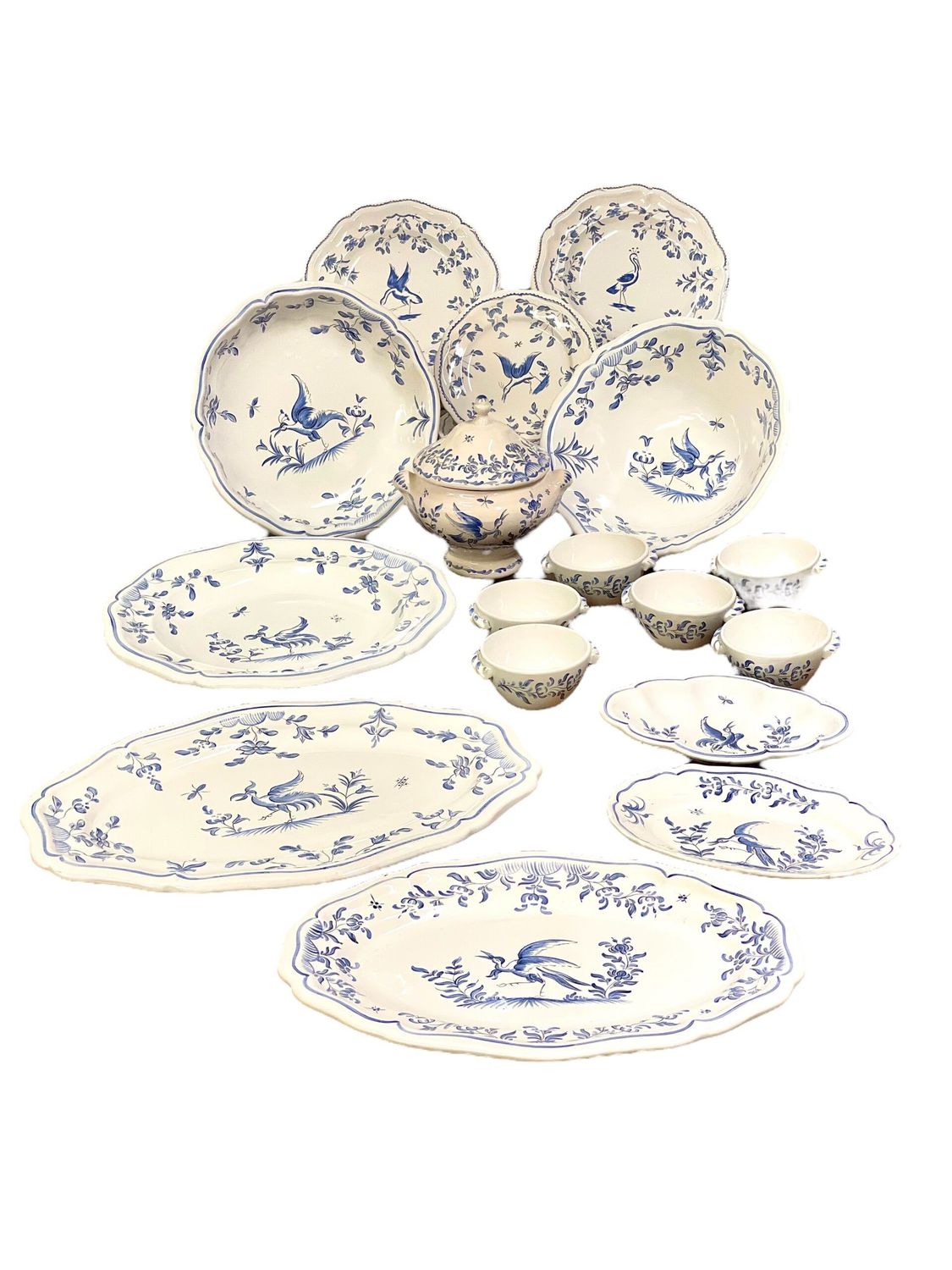 Service de table en faïence peinte à la main de Moustiers, motif oiseau bleu