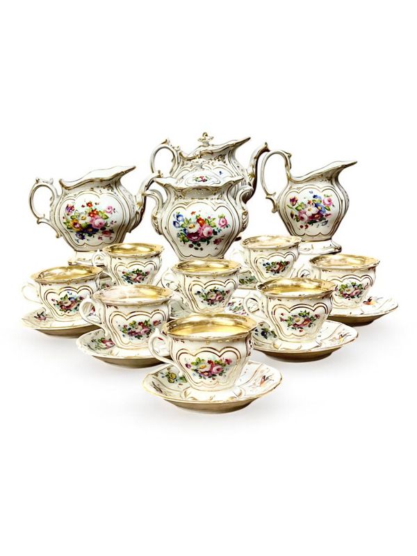 Service à thé en porcelaine de Paris d'époque Restauration, peint à la main et doré
