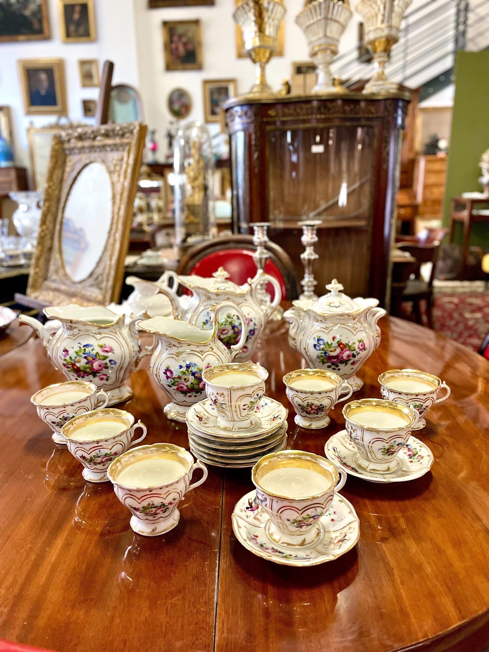 Service à thé en porcelaine de Paris d'époque Restauration, peint à la main et doré