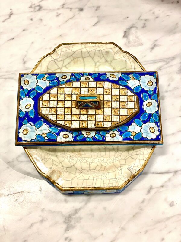 Vide-poches à couvercle en émail de Longwy à motif floral