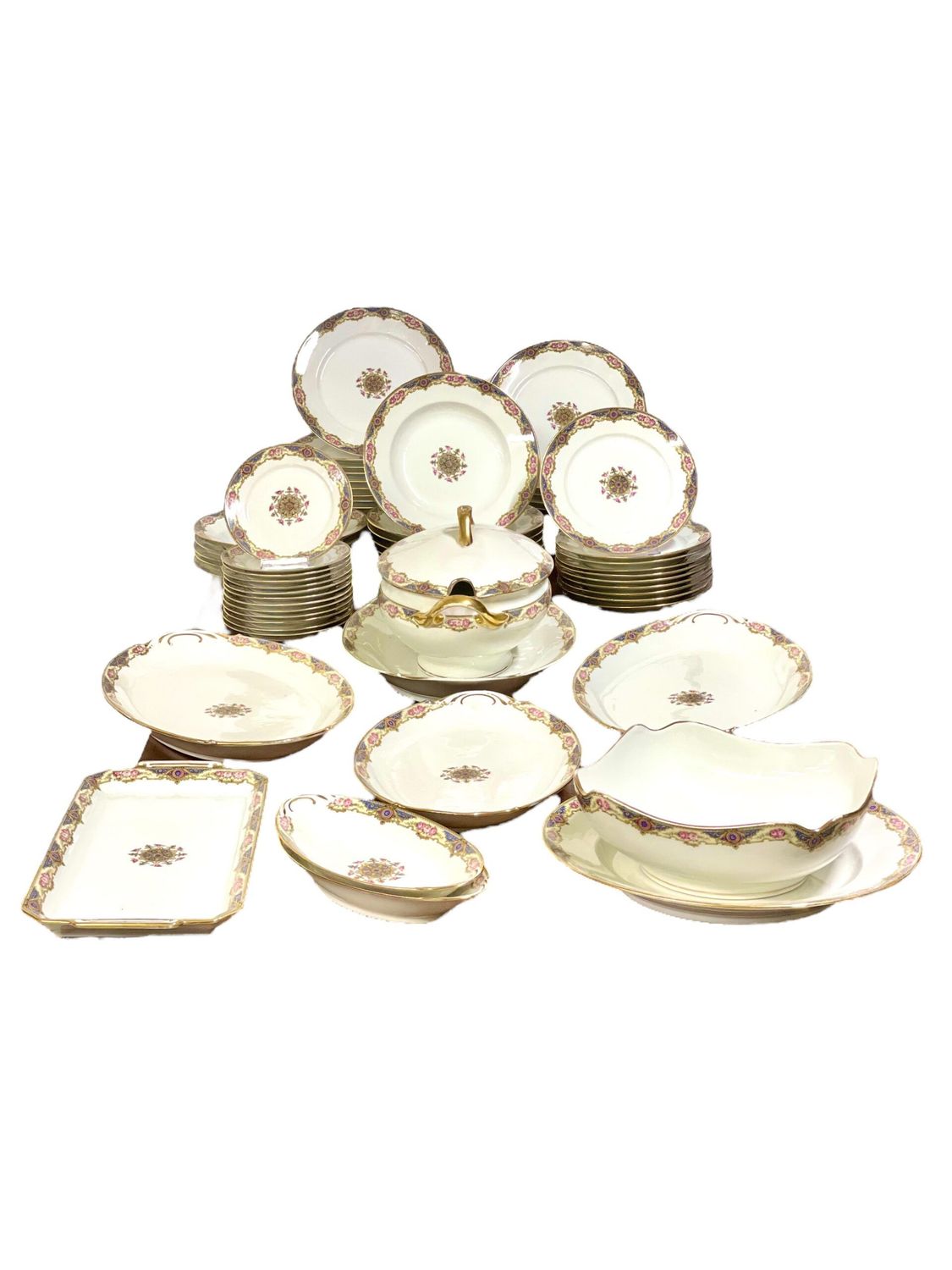 Service de table en porcelaine de Limoges par F. Legrand & Cie - 68 pièces