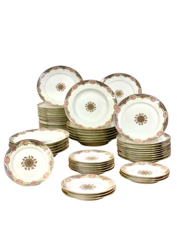 Service de table en porcelaine de Limoges par F. Legrand & Cie - 68 pièces