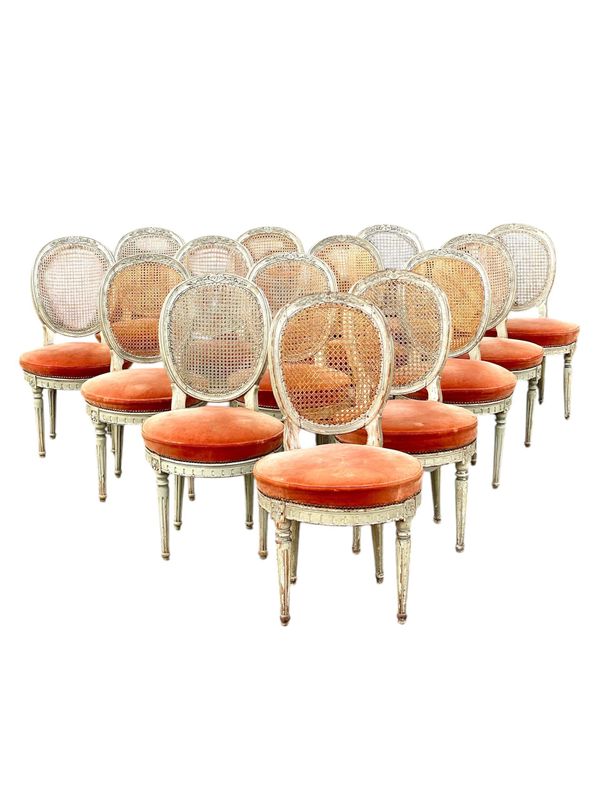 Rare ensemble de 14 chaises de salle à manger d'époque Louis XVI avec dossier en canne et assises en velours