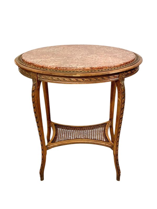 Guéridon français en noyer du XIXe siècle avec plateau en marbre rose et étagère cannée