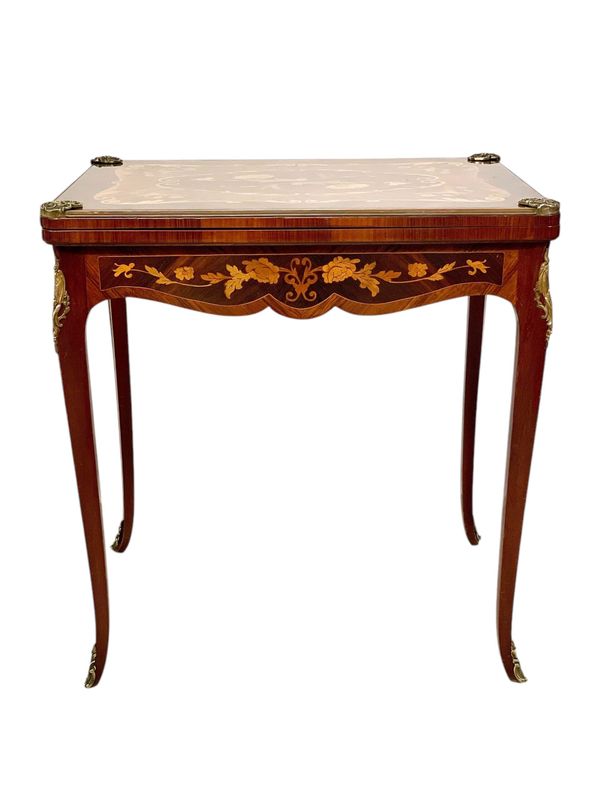 Table à jeux du XIXe siècle avec marqueterie