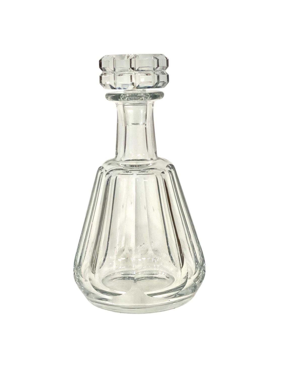 Carafe en cristal de Baccarat avec bouchon à facettes, XXe siècle