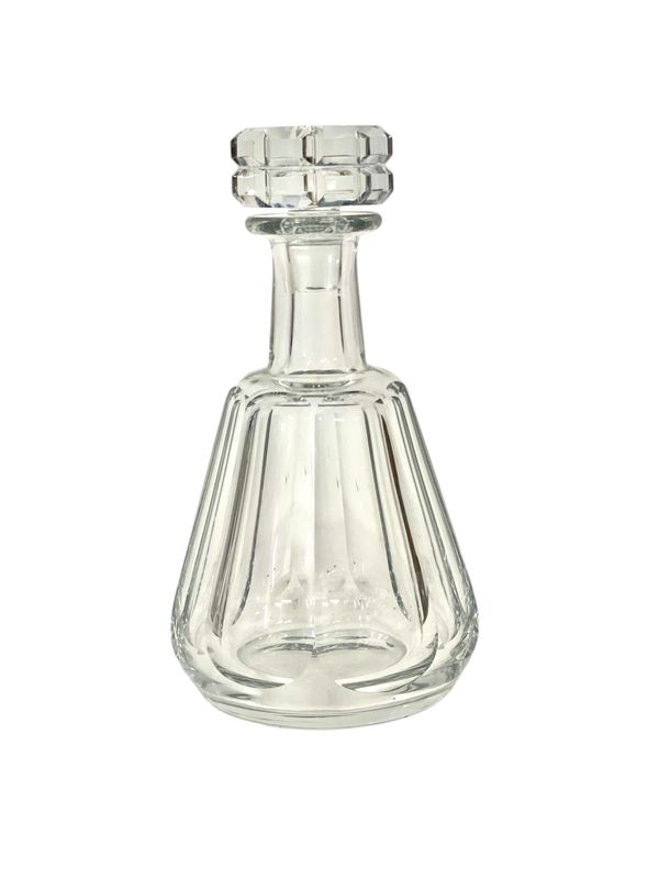 Carafe en cristal de Baccarat avec bouchon à facettes, XXe siècle