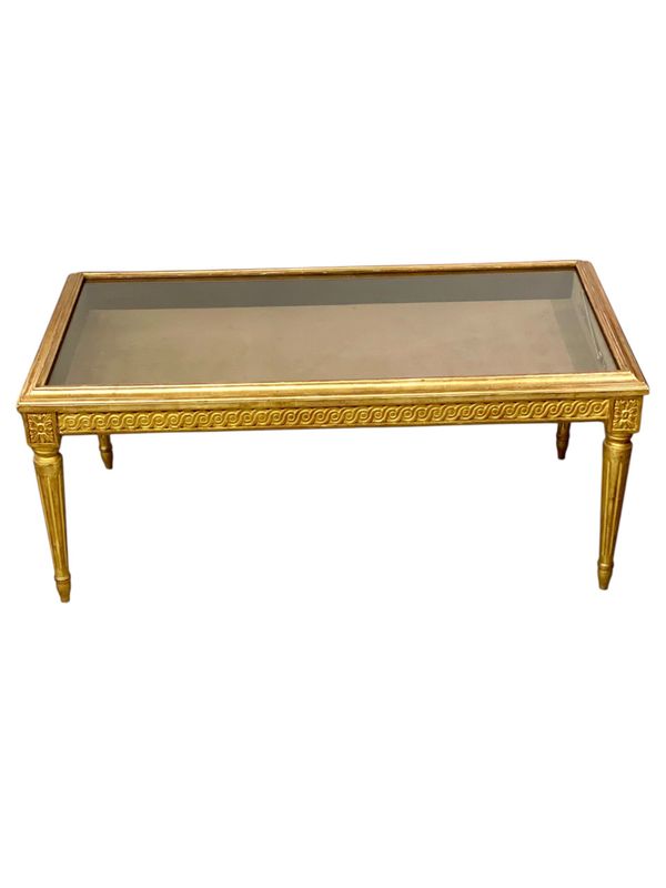 Table basse Louis XVI en bois doré avec plateau vitrine du XIXe siècle