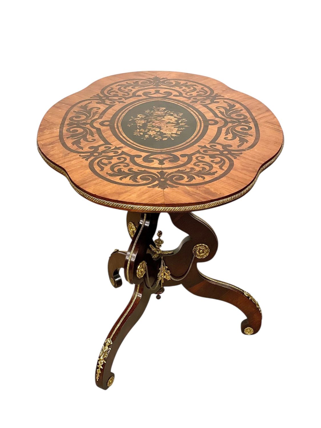 Table en marqueterie d'époque Napoléon III avec ornements en laiton doré