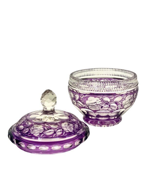 Bonbonnière en cristal taillé améthyste du XXe siècle