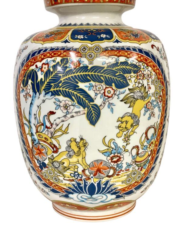 Paire de vases à couvercle en porcelaine polychrome chinoise