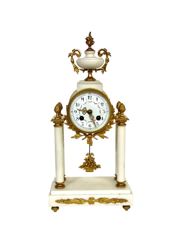 Pendule portique en marbre blanc et bronze doré du XIXe siècle