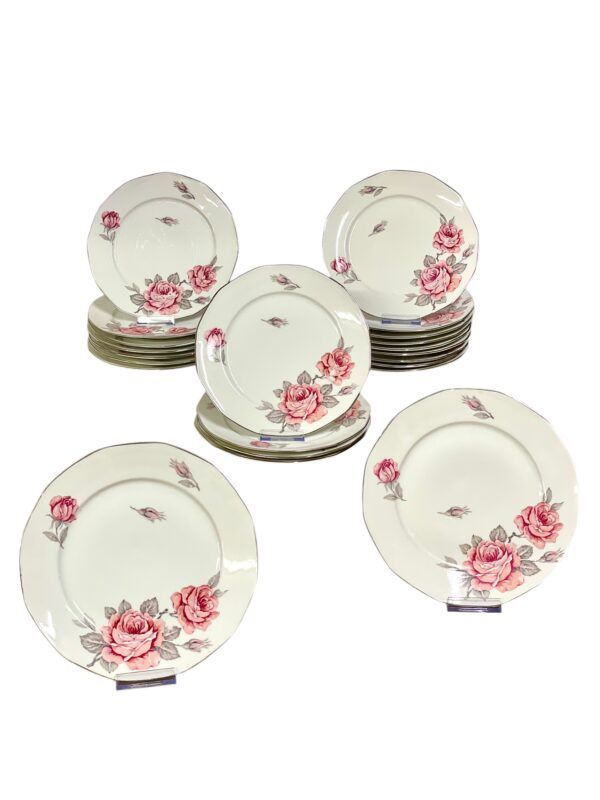 Service de 12 assiettes plates en porcelaine de Limoges, XXe siècle, motif roses