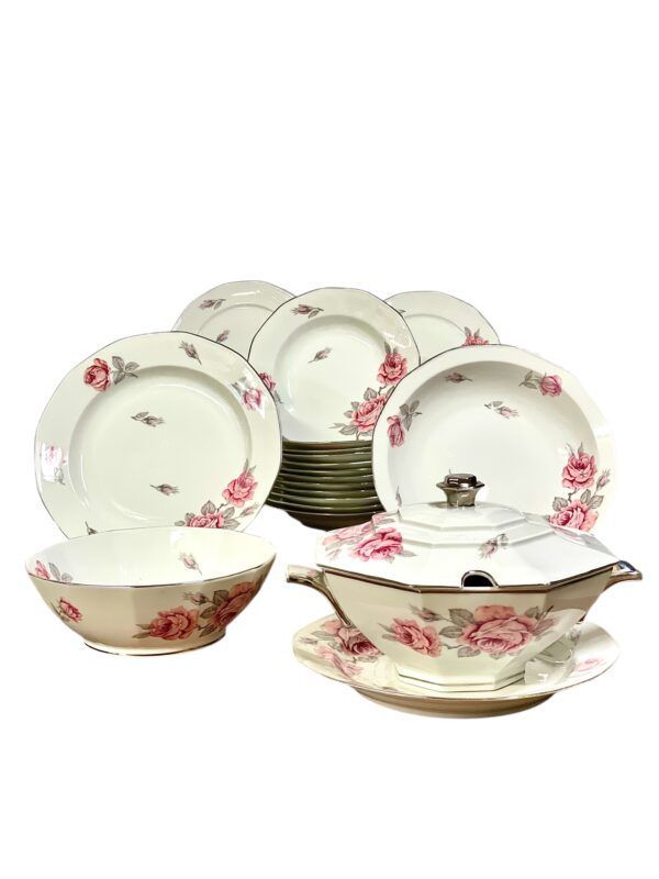 Service de table en porcelaine de Limoges du XXe siècle pour 12 personnes, motif roses