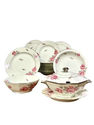 Service de table en porcelaine de Limoges du XXe siècle pour 12 personnes, motif roses