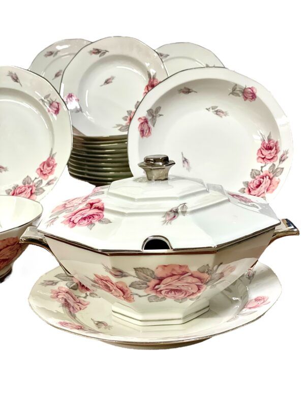 Service de table en porcelaine de Limoges du XXe siècle pour 12 personnes, motif roses