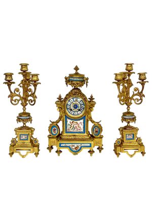 Garniture d'horloge en bronze doré et porcelaine de style Sèvres du XIXe siècle