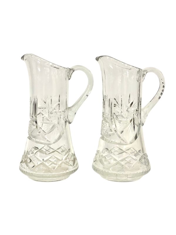 Paire de carafes en cristal de style Saint-Louis, XXe siècle