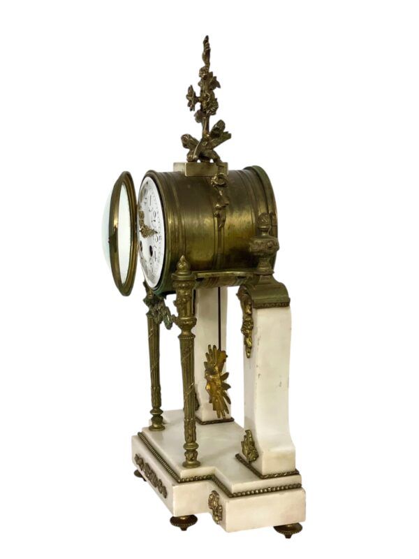 Pendule portique française en marbre et bronze doré du XIXe siècle