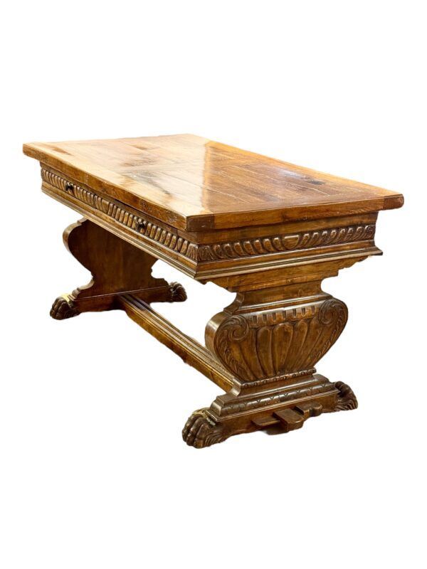 Table à manger de style Haute Époque française du XIXe siècle