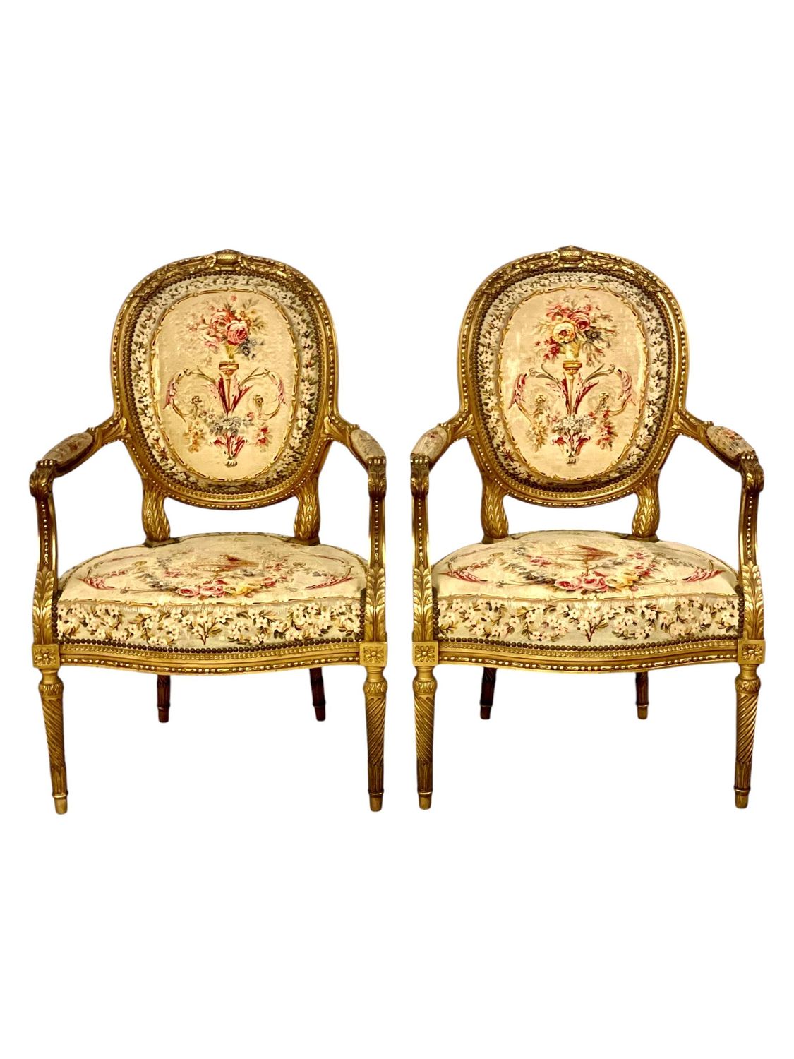 Paire de fauteuils opulents en bois doré, XIXe siècle