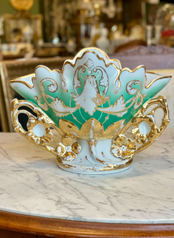 Vase en porcelaine de Paris polychrome et dorée du XIXe siècle